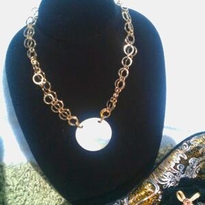 GOLD NECKLACE W/ HANGING SHELL PENDANT